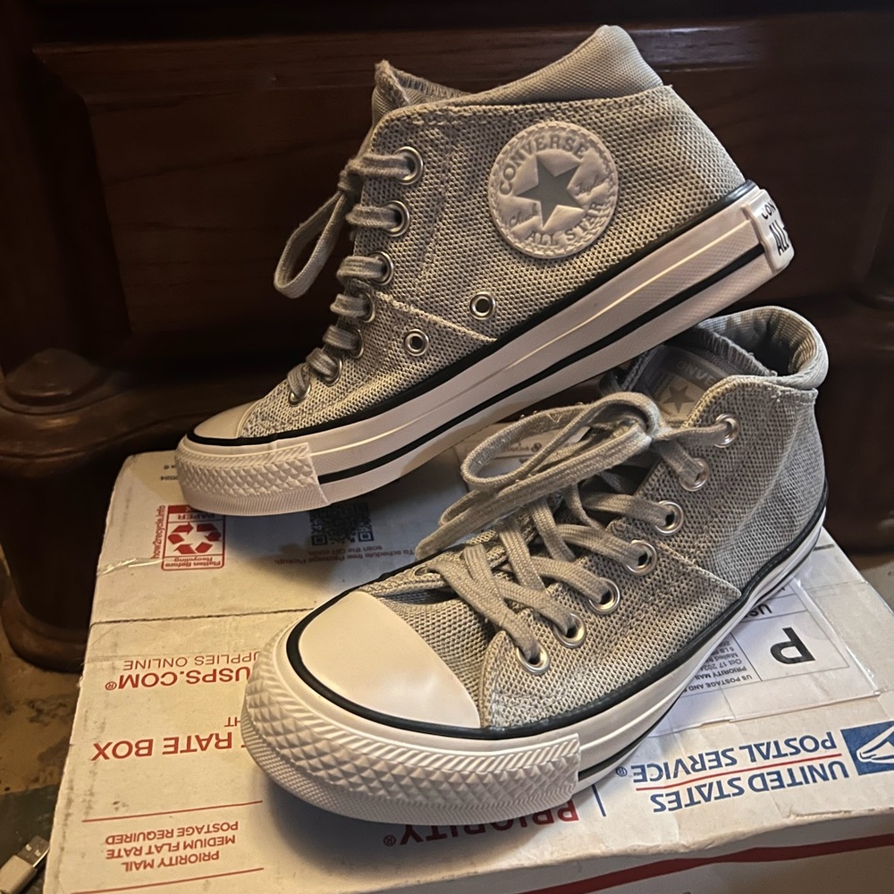 Women’s size 5 chuck Taylor Converse Maddison grey